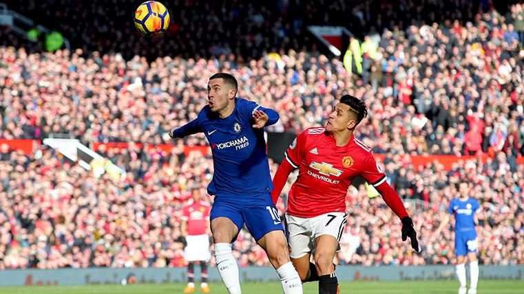 Eden Hazard and Alexis Sánchez, struggling by a balloon in Chelsea-United