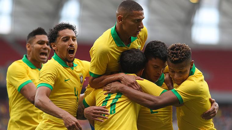 The selection of Brazil, celebrating a marked goal by Philippe Coutinho