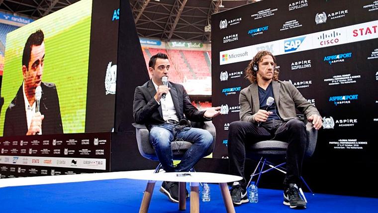 Xavi Hernández y Carles Puyol en una conferencia