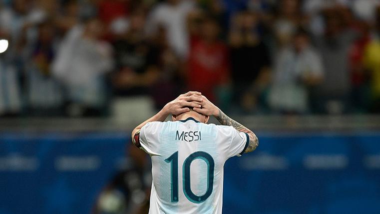 Leo Messi, llevándose las manos a la cabeza tras la derrota ante Colombia