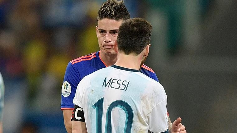 James Rodríguez y Leo Messi, saludándose tras el Argentina-Colombia