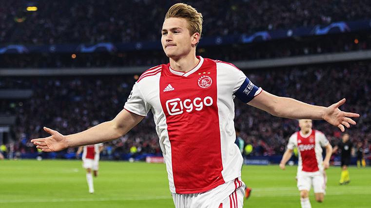 Matthijs Of Ligt, celebrating a marked goal with the Ajax this last course