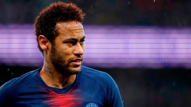 Neymar en un calentamiento con el Paris Saint-Germain