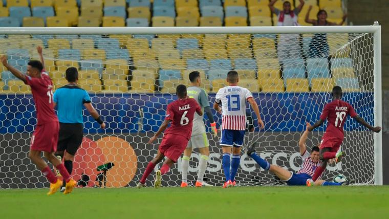 Los jugadores de Paraguay y Qatar en un partido de la Copa América