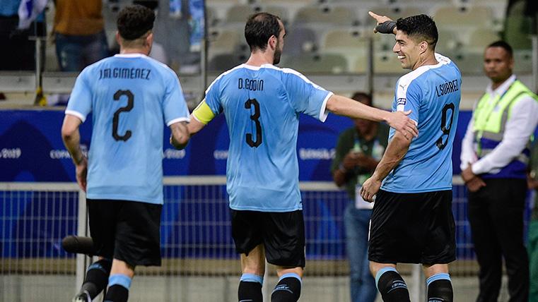 Luis Suárez celebra el gol que marcó con Uruguay