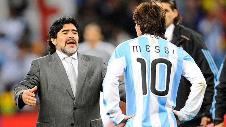 Diego Armando Maradona y Leo Messi en un partido de la selección argentina
