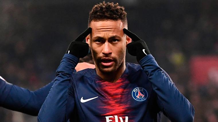 Neymar Celebrates a goal with Paris Saint-Germain