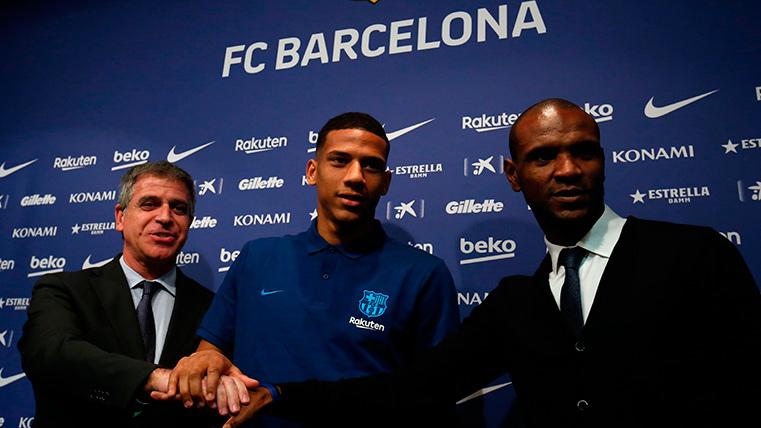Jean-Clair Todibo, junto a Jordi Mestre y Éric Abidal tras firmar con el Barça