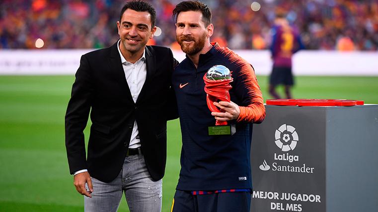 Xavi Hernández, after delivering a prize of LaLiga to Leo Messi