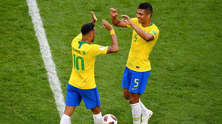 Casemiro y Neymar en un partido con Brasil