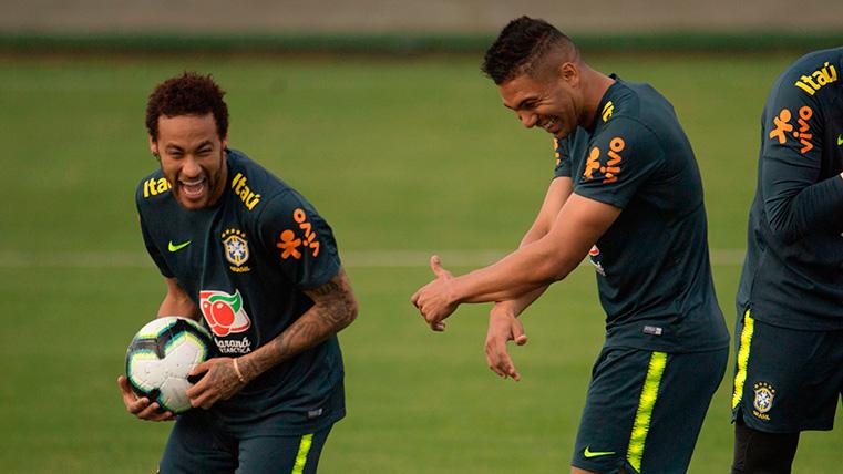 Casemiro y Neymar en un entrenamiento con Brasil