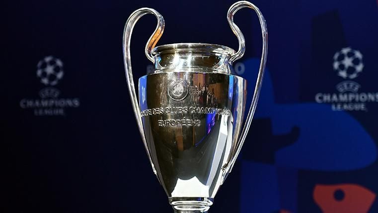 The trophy of the UEFA Champions League, before celebrating  a draw