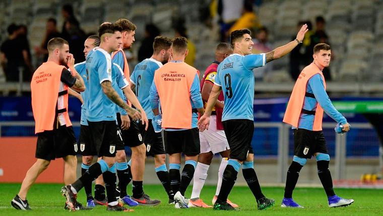 Los jugadores de la selección de Uruguay celebran un triunfo