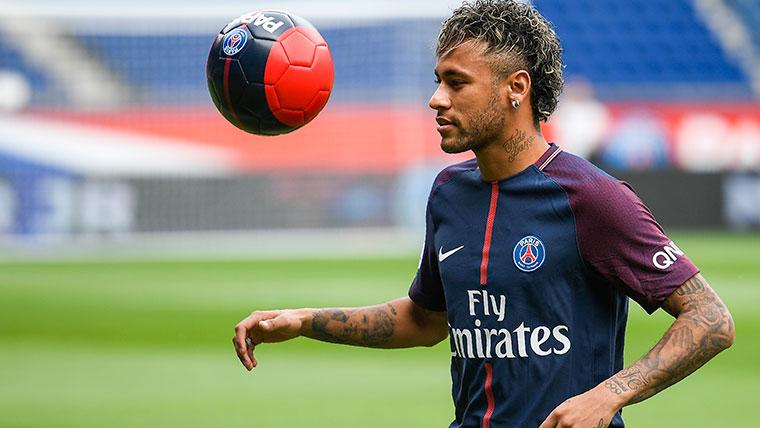 Neymar In his presentation with Paris Saint-Germain
