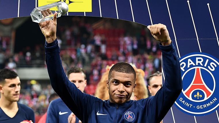 Kylian Mbappé, celebrating a trophy conquered with the PSG