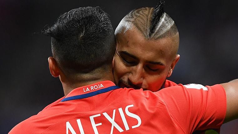 Arturo Vidal y Alexis Sánchez, celebrando un gol con la selección de Chile