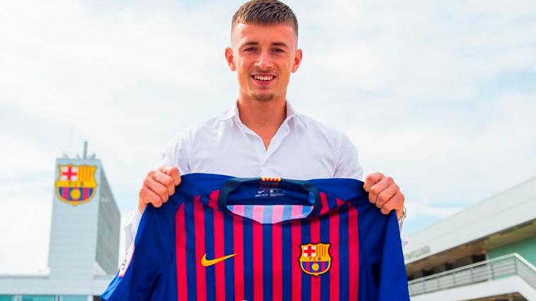 Mike van Beijnen, posando con la camiseta del FC Barcelona