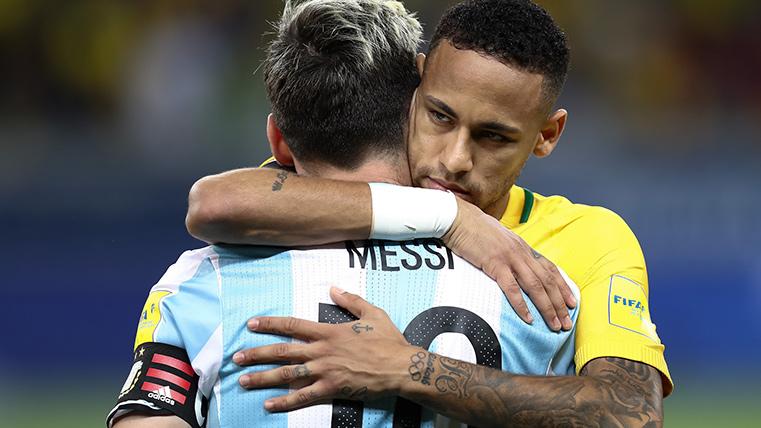 Leo Messi and Neymar Jr, embracing in an image of archive