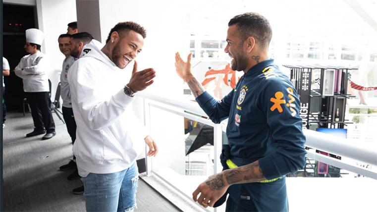Neymar Jr y Dani Alves, saludándose en la concentración de Brasil I CBF - Twitter