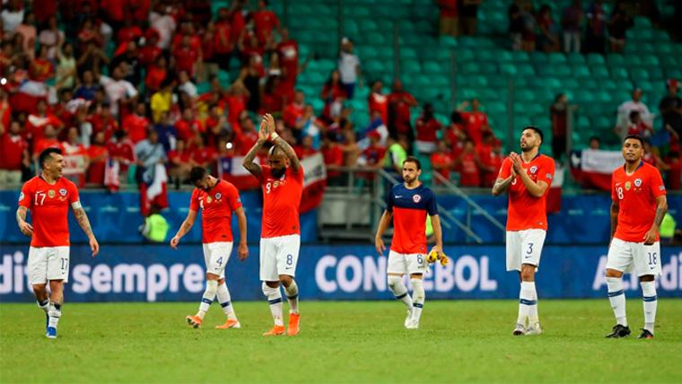 The players of Chile celebrate a victory in the Glass America