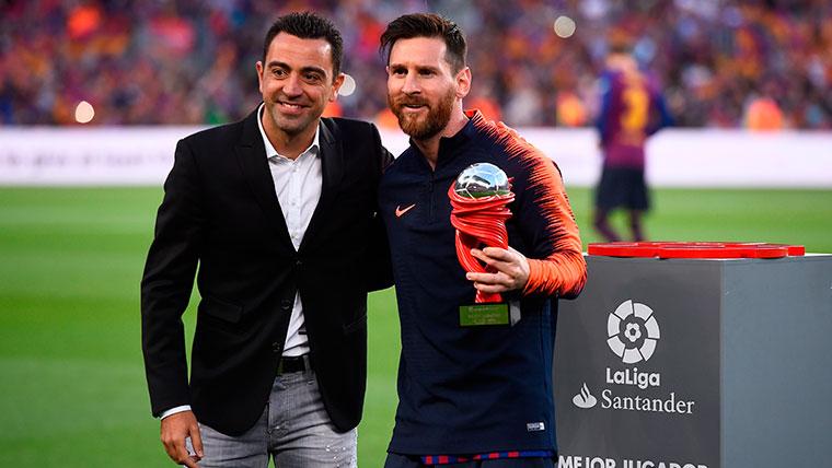 Xavi Hernández and Leo Messi in the delivery of a prize of LaLiga