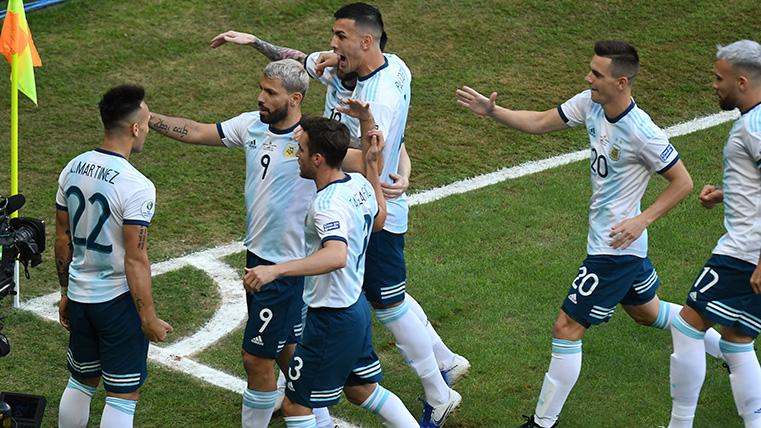 Lautaro Martínez y Argentina celebran el gol