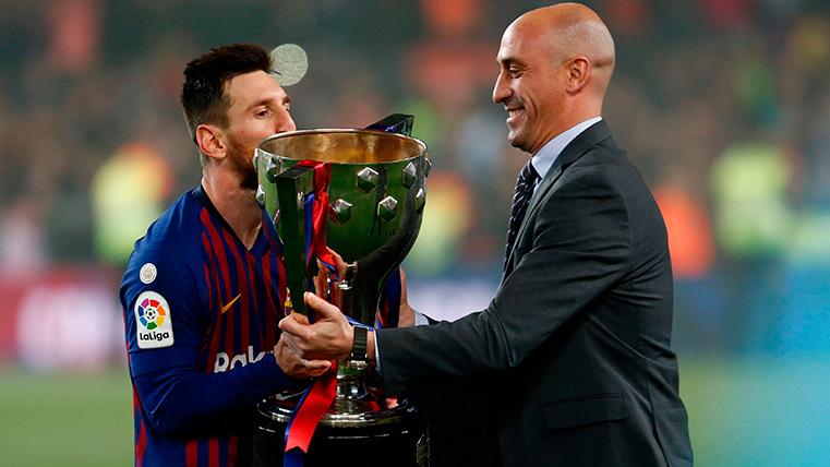 El presidente de la RFEF, Luis Rubiales, entregando el trofeo de LaLiga a Messi