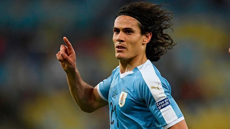 Edinson Cavani, celebrating a marked goal with the selection of Uruguay