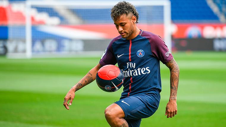 Neymar Jr, giving touch to the balloon of the PSG in an image of archive