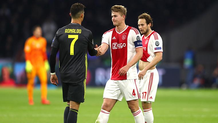 Cristiano Ronaldo y Matthijs de Ligt, saludándose tras un Ajax-Juventus