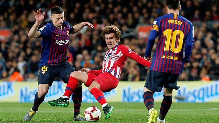 Antoine Griezmann, pugnando by a balloon with Messi and Lenglet