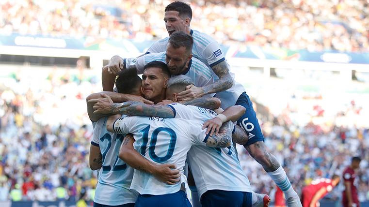 La Argentina de Messi, unida celebrando el gol de Lautaro Martínez a Venezuela