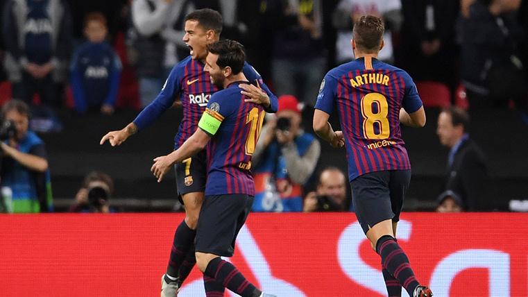 Leo Messi, Coutinho y Arthur, celebrando un gol contra el Tottenham