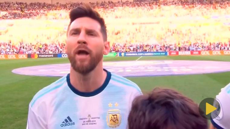 Leo Messi, cantando el himno de Argentina ante Venezuela