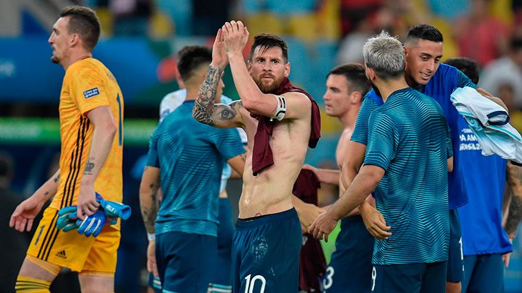 Leo Messi, applauding to the followers of Argentina after winning to Venezuela