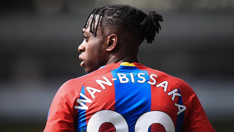 Aaron Wan-Bissaka, with the T-shirt of Crystal Palace