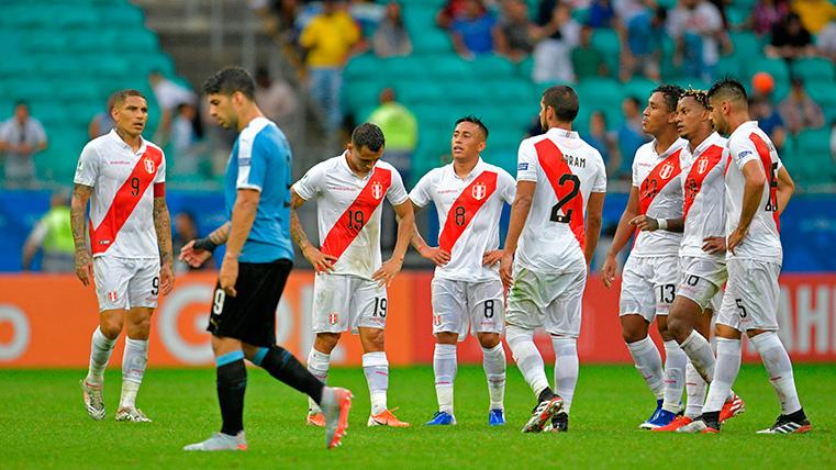Luis Suárez, cabizbajo tras fallar un penalti contra Perú