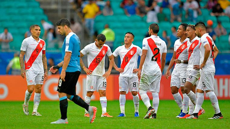 Luis Suárez, cabizbajo after failing a penalti against Peru