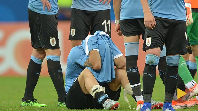 Luis Suárez, llorando tras fallar un penalti contra Perú
