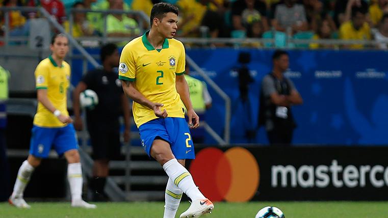 Thiago Silva en un partido con Brasil