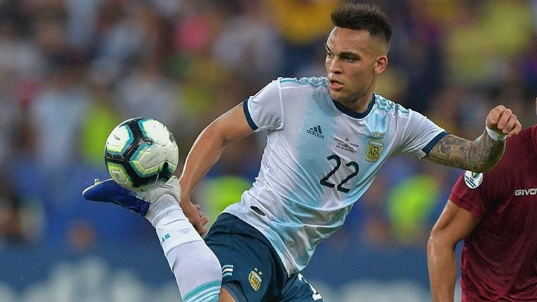 Lautaro Martínez controla un balón con Argentina