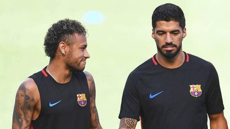 Neymar y Luis Suárez, durante un entrenamiento con el Barcelona