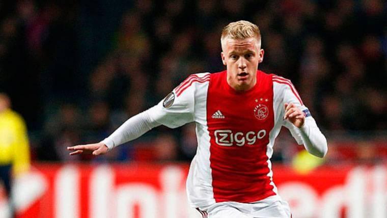 Van de Beek en un partido con el Ajax