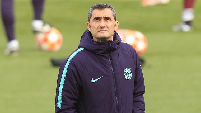 Ernesto Valverde, durante una sesión de entrenamiento con el Barça