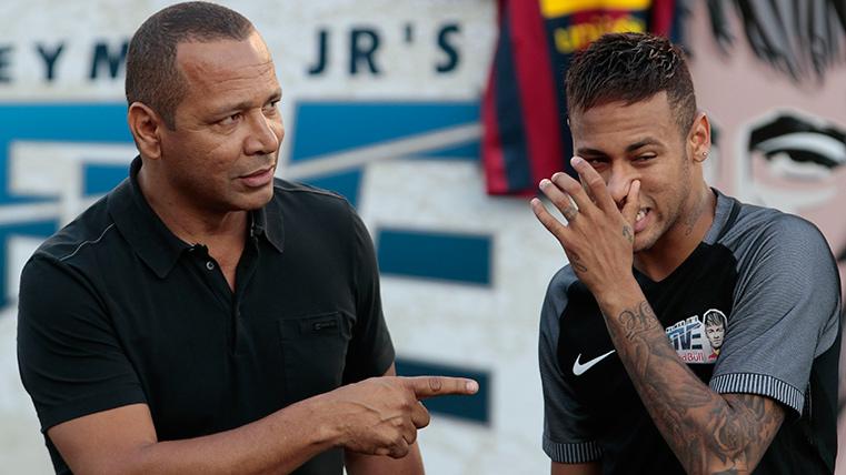 Neymar Jr, junto a su padre con una camiseta del Barça en el fondo