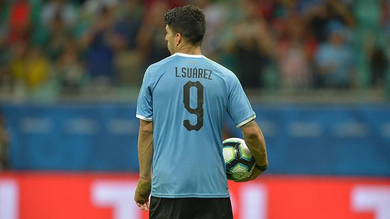 Luis Suárez, antes de lanzar un penalti con Uruguay ante Perú