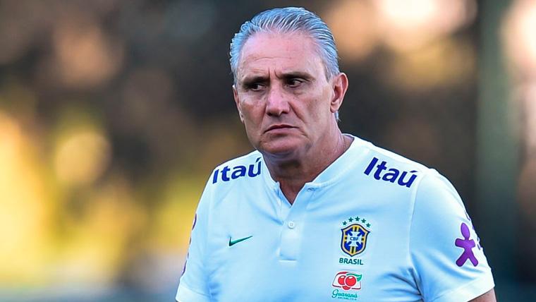 Tite In a training of the selection of Brazil