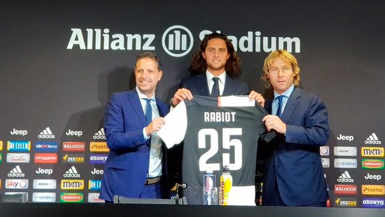 Adrien Rabiot in his presentation with the Juventus | @JuventusFC