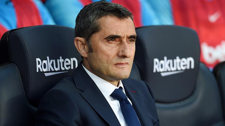 Ernesto Valverde, seated in the bench of the FC Barcelona