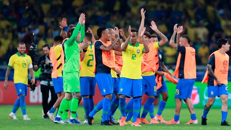 The players of the selection of Brazil celebrate a victory in the Glass America